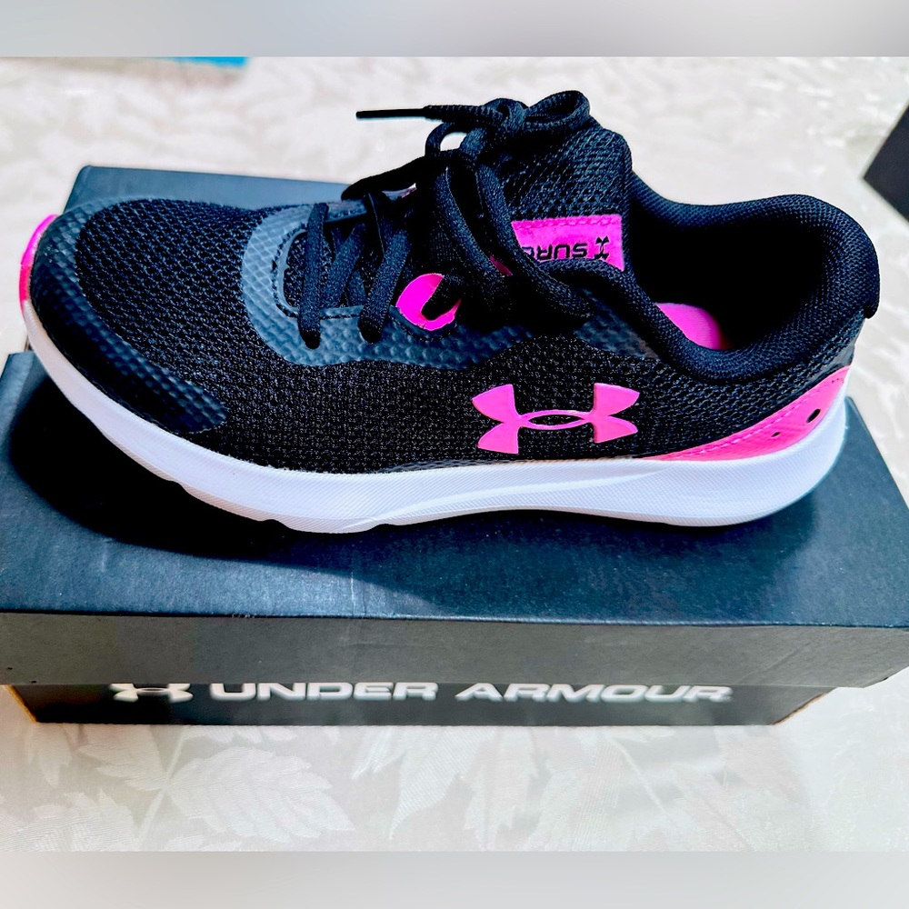 New Never worn Under Armour Sneakers size 4.5Y